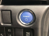 エンジンスタートスイッチです。キーが車内にあれば、エンジンの始動や停止はスイッチを押すだけ!キーを取り出す手間を省き、ワンプッシュで操作できるので簡単でスムーズです。