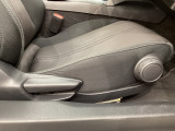 運転席にはドライバーの体型や好みに応じて前後方向だけでなく、高さの調整ができるシートリフターを装備!