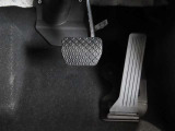 【オルガン式アクセルペダル】かかとを支点として足首とペダルの動きが一致するため、スムーズで正確な操作が可能です。ペダル反力を足の重さで支える事ができるため長時間の運転でも足が疲れにくくなります。