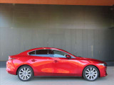 希少なセダンタイプ、ホワイトレザーのMAZDA3入庫です♪ETCやドライブレコーダー、360&deg;モニターなど装備充実!内外装程度良好♪お気軽にお問合せ下さい♪