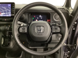 オーディオのチャンネル変更やボリュームなどの操作スイッチの他に、レフトセレクターホイールがついています。中央部を指先で上下に動かすことで、マルチインフォメーション・ディスプレイの各表示が確認できます。