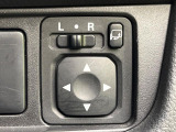 【電動格納ミラー】サイドミラーは電動格納式となっており、狭い駐車場でもキズがつくリスクを抑えられます。