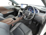 高級感のある美しいインテリアデザインの運転席です。