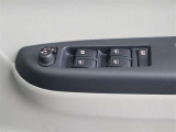 車の基本装備のひとつのパワーウインドウです。オート機能もあって、押し方の強弱で調整も出来ます。