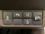 ハンドルの右側にはヘットライトリベライザーとHondaセンシング用のメインスイッチがついています。ヘッドライトリベライザーは道路状況や積荷の加重に応じてライトの高さを調節できます。