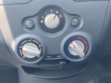 マニュアルエアコンで簡単操作!四季を問わず快適に運転することができます。