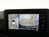 パノラミックビューモニター付きです。車両を上から見たような映像を画面に表示。運転席からの目視だけでは見にくい、車両周辺の状況をリアルタイムでしっかり確認できます。