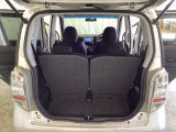 開口部も広く荷物の積み下ろしもしやすいお車となっております。シートの背もたれは5:5の割合で分割して可倒できるので、長いお荷物などを載せることもできます。