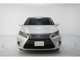 エクステリアは、一目でLEXUSとわかるスピンドルグリルを起点に、人が乗るキャビンの前後を大胆に絞り込んだ菱形のボディと力強く張り出したホイールフレアを融合させ、タイヤの存在を強調しています。