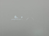 【カラーヘッドアップディスプレイ】現在の速度や走行情報をデジタル表示で運転席前方のガラスに投影!カラー付きで視認性も高く、運転中目線をずらさず必要な情報を確認できるのでとっても便利で安心!