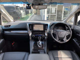 【運転席・インパネまわり】ハンドル・シート・フロアーなど隅々までプロによるクリーニング済み☆彡キレイな車内でドライブが一層快適にお楽しみいただけます!!