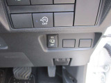 アイドリングストップ機能付です。特別な操作をしなくても、普段通りの運転をするだけで、エコドライブができる機能です。OFFボタンがありますので、必要に応じて使い分けてください。