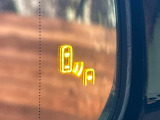 【ブラインドスポットモニター】走行中、ドアミラーの死角になりやすい箇所に後続車が接近するとサイドミラーのレンズに警告を表示!ドライバーに注意喚起をしてくれます。