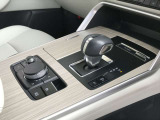 【オートブレーキホールド】停車中にブレーキペダルから足を放しても、ブレーキを自動的に制御して、車両の停車状態を保持する機能です。信号待ちなどの停車時に運転者の負担を軽減します。