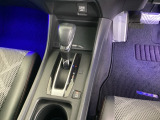 シンプルでとても使いやすいフロアシフトに、パーキングブレーキはフットブレーキタイプです。