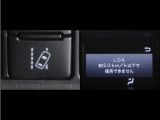 レーンディパーチャーアラートとは車線、又は走路からの逸脱の可能性をブザーにて警告します。