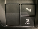VSA装備車です。VSAはドライバーの操作と車の動きを見守っています。もし車の挙動が乱れたとき、4輪別々にブレーキをかけたり、エンジンパワーをしぼることによって車を安定させます。
