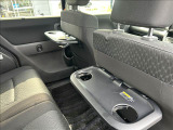 後席のパーソナルテーブルは折り畳み式で空間をうまく利用できます