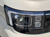 夜間走行の様々な局面に向けて、LEDヘッドランプで視認性をしっかり確保☆ハロゲンヘッドランプのおおよそ2倍の光量で、広範囲に明るくドライバーをサポートしてくれます。