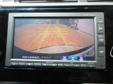 バックカメラの画像です。ガイドラインがスムースな車庫入れをサポートいたします。車庫入れの安心感がアップしますね。