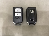 スマートキーを装備しています。鍵を差し込むことなくドアロックの開け閉めと、スタートボタン操作でのエンジンスタートができます。スペアキーも同じものを用意しております。