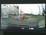 運転状況を映像と音で記録し、ドライブの思い出残しやドライバーの運転チェックができる、便利なドライブレコーダーを装備!あおり運転対策に役立つ後方撮影付きで、安心です♪ナビ画面に映し出すので、便利です!