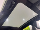 【ガラスルーフ】ガラスルーフ搭載で車内の解放感が一気にアップ!開放的なドライブをお楽しみいただけます。