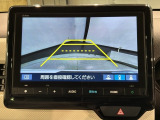 リバースギアに入れるだけで後方の表示へ切り替わります。夜間や雨の日の駐車も楽になりますよ。