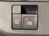 指先だけで簡単に操作が可能な電動パーキングブレーキを採用。「HOLD」スイッチを押すと、渋滞や信号待ちなどでブレーキペダルから足を離しても、ブレーキを保持するので安心です