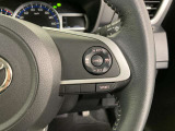 前方の車との車間を設定し、スピードを上げたり緩めたりを自動で行ってくれる追尾式の「レーダークルーズ」。上級装備の一つです!高級車にしかつかない嬉しい機能です。