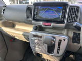 リバースギア連動の「バックビューカメラ」装備。 後退時や駐車時も安心です。