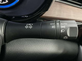 【オートライト】車のセンサーが周囲の明るさを感知し、自動でヘッドライトを点灯・消灯する機能です。この機能は夕暮れ時の交通事故が多い時間帯の安全性を高めてくれます。