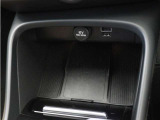 【ワイヤレス・スマートフォン・チャージ】対応機種のスマートフォンを、タッチスクリーン式センターディスプレイの下に置いておくだけで充電可能。すっきりと収納できて、使いたいときにはすぐに手に取れます。