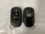 スマートキーを装備しています。鍵を差し込むことなくドアロックの開け閉めと、スタートボタン操作でのエンジンスタートができます。ボタン操作でトランクが開けられる電動テールゲートのボタンもついています。