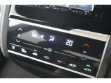 フルオートエアコンが装備されています!お好みの温度設定をするだけでエアコンの風量やモードの切り替えを自動でコントロールしてくれます!ユーザーの操作が少なく燃費走行にもつながります!