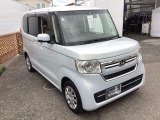 自社整備工場で点検整備をおこなってからお渡ししています。車検が残っている場合は『12ヶ月点検整備』を、車検整備付きの場合は『車検整備』をおこないます。整備費用は車両本体価格に含まれています。