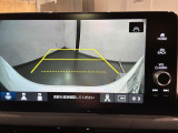 リバースギアに入れるだけで後方の表示へ切り替わります。夜間や雨の日の駐車も楽になりますよ。