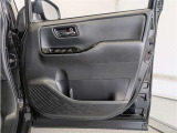 運転席ドア内張はご覧の通り。ドアポケットの収納もバッチリです