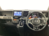 車内は光触媒抗菌消臭施工済です。インパネ周りはスタイリッシュなデザインで機能や装備も充実しています。グローブボックスやカップホルダーのほかにトレーなどたくさんの収納スペースが付いています。