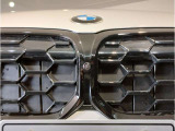 ☆BMWの代名詞とも言える【キドニーグリル】一目見ただけでBMW車であると認識できる確固たるアイコンとして存在感を放ちます☆