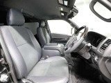 ゆったり室内で運転もしやすいです♪使い勝手の良い配置も考えられています!!