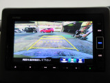 バックカメラの画像です。ガイドラインがスムースな車庫入れをサポートいたします。車庫入れの安心感がアップしますね。