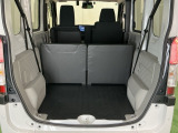 いろいろな使い方ができる広くて使い勝手のいい荷室。※一部、角度調整などができない車種もございます
