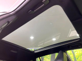 【パノラマルーフ】大型のガラスルーフ搭載で車内の解放感が一気にアップ!開放的なドライブをお楽しみいただけます。