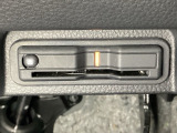 ハンドルの真下にETCがついています。高速道路の料金所の通過も楽々です。 カードの取り出しもしやすい場所についています。