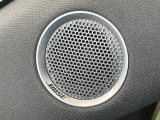 【BOSEサウンドシステム】メーカーオプションの高品位サウンドシステムを搭載。専用のチューニングが施された大小様々なスピーカーから良質なサウンドが奏でられ、臨場感あふれる音響空間を演出します。