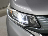 消費電力の少ないLEDヘッドランプを採用。豊かな光質と、自然光に近い光質で、夜間のドライブの安全をサポートします