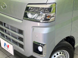 【LEDヘッドライト】悪天候や夜間走行時も良好な視界を確保し安心して運転できる高輝度LEDヘッドライトを装備!点灯速度が早く、消費電力も抑えられています。