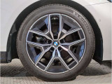 【BMWアロイホイル】軽量かつ強度に拘ったアロイホイル。走行性能ポテンシャルを引き出す設計。車の足元を引き締めてくれる大きなポイントはアロイホイルです。