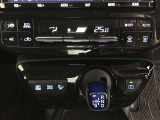 左右独立温度コントロールフルオートエアコンです。運転席、助手席それぞれで独立して温度設定ができます。冷え性の方が乗っても安心ですね♪